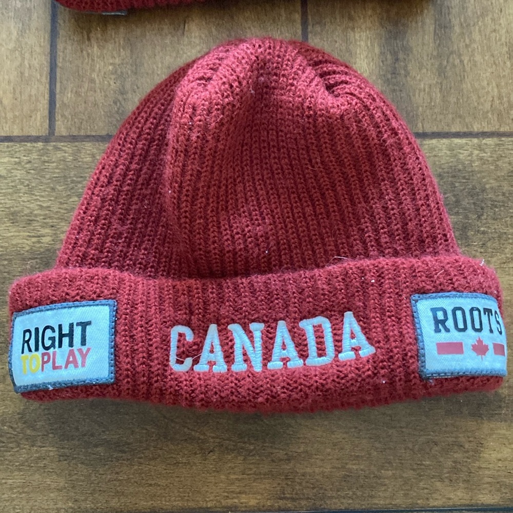 Roots 🇨🇦 Hat (2) pair